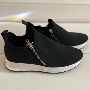 Steve madden omaho black slip on zip up sneakers, sz 7. NWT